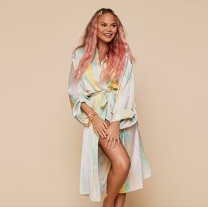 Cravings by Chrissy Teigen tie-dye robe in Crystal Shine